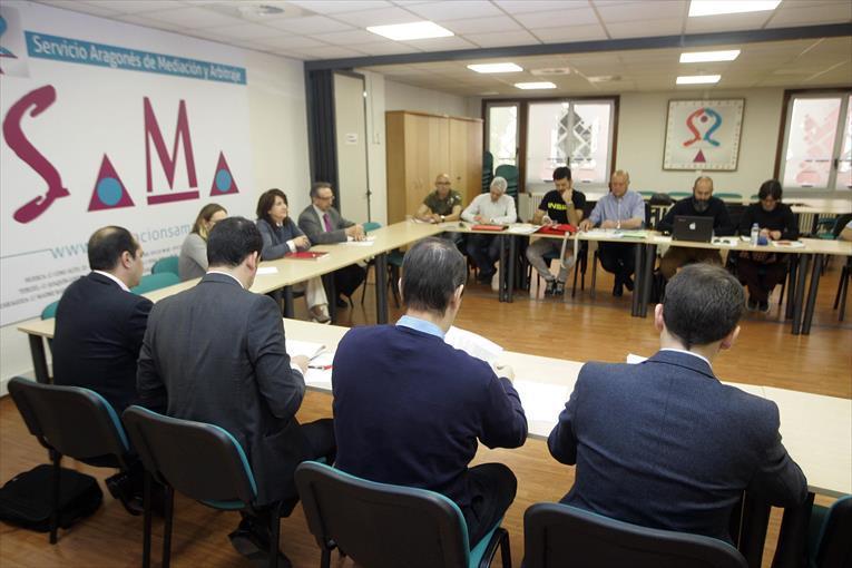 La dirección y el comité de empresa de Avanza Zaragoza, en su reunión de ayer en el SAMA. - JAIME GALINDO