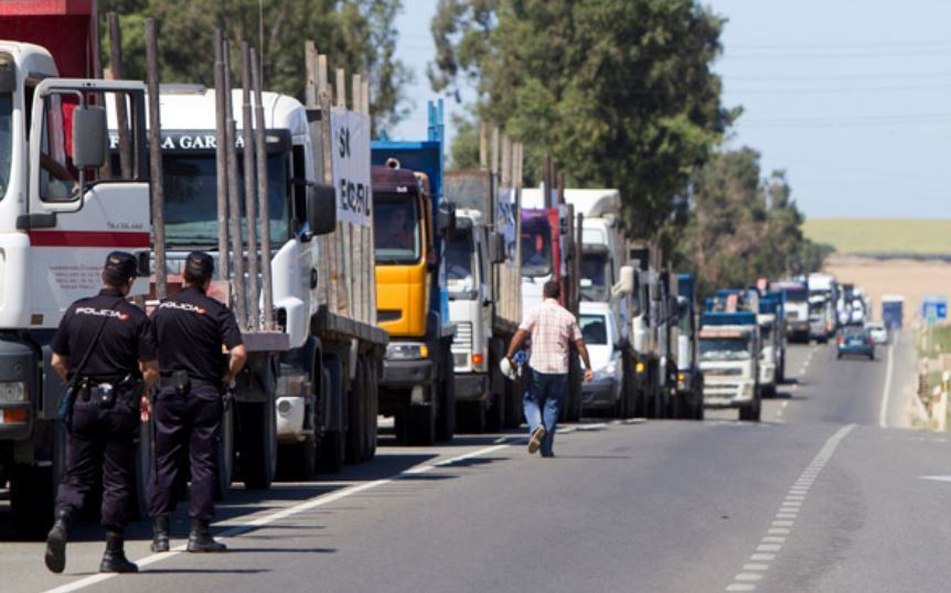 Camiones en huelga en Ence