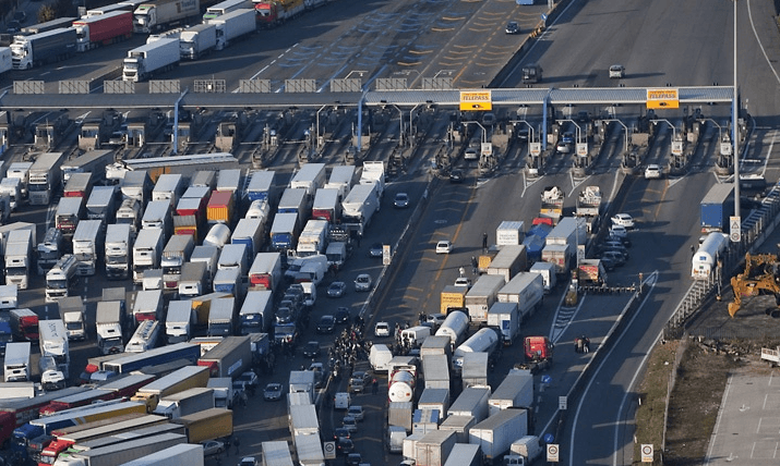 Camioneros parados ante un peaje