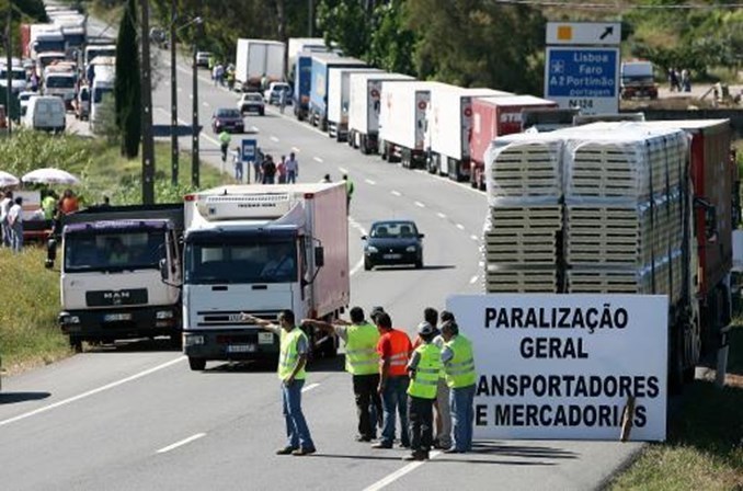 Imagen de una huelga de camioneros en Portugal