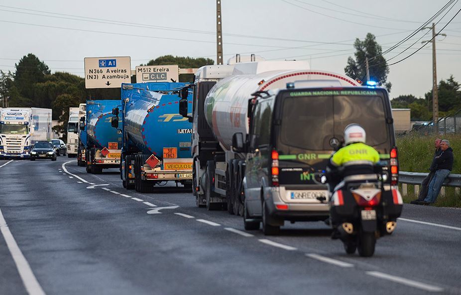 Camiones cisterna con combustible escoltados por la policía lusa