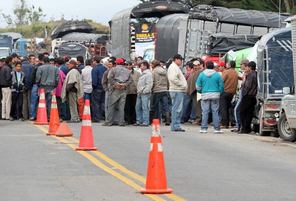 HUELGADECAMIONESEN-COLOMBIA HUELGADECAMIONESEN-COLOMBIA