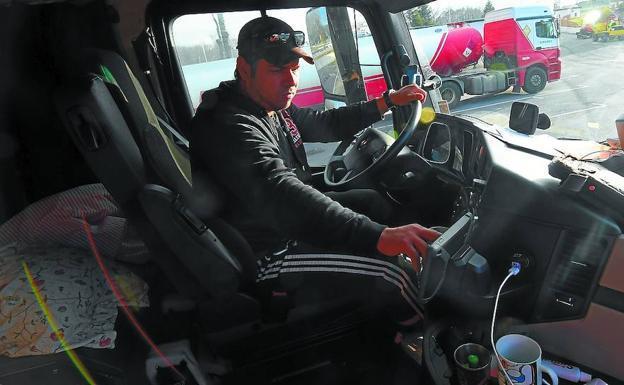 Luis Nacimiento mete la dirección en la que tiene que descargar en el GPS.