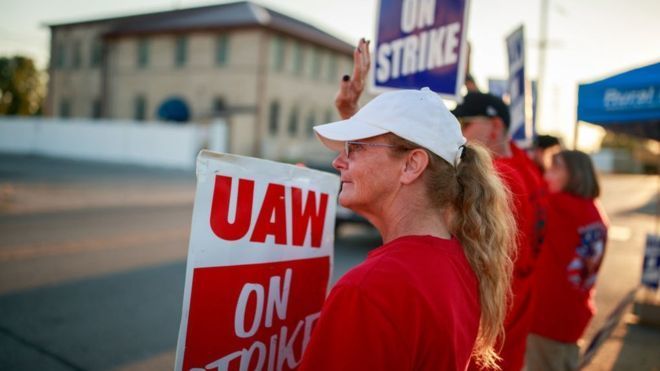 Trabajadores en huelga en las instalaciones de General Motors