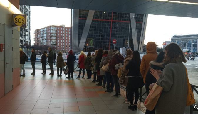 Imagen de las colas para coger el autobús en Madrid