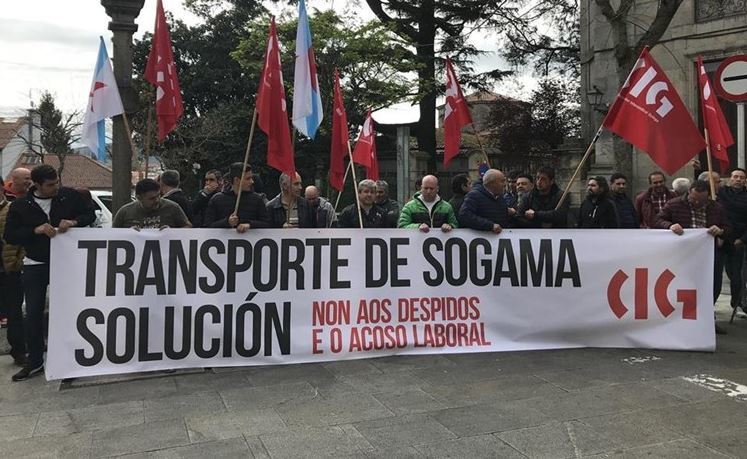 Trabajadores de Sogama manifestándose a las puertas de un mitín del PP