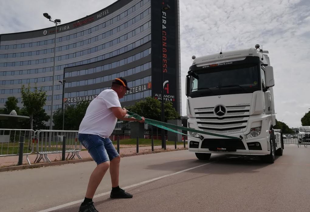 Camionero tirando de su camión