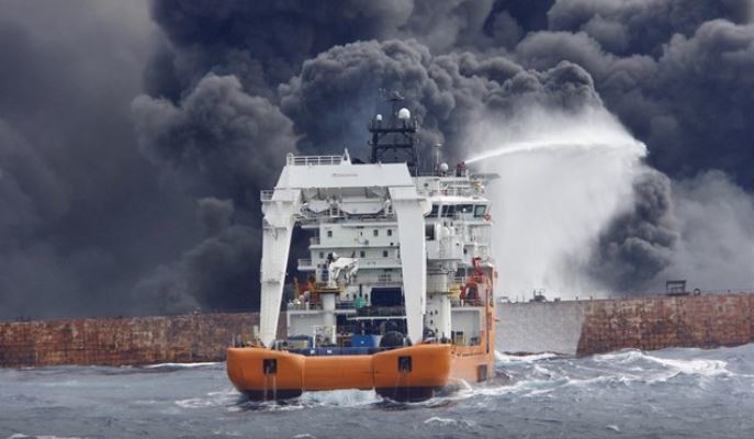 Intento de apagar el incendio del petrolero, Foto: REUTERS / CHINA DAILY CDIC