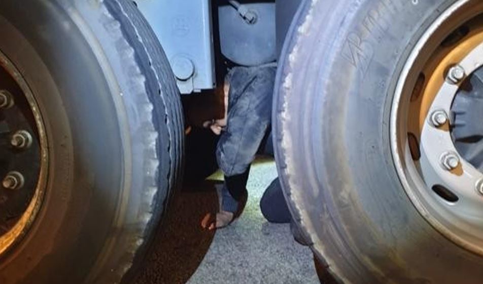 Hallado un inmigrante en los bajos de un camión procedente de Tánger en el puerto de Algeciras