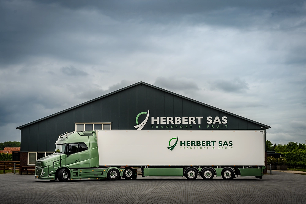 Herbert-Sas-tráiler-lado.webp