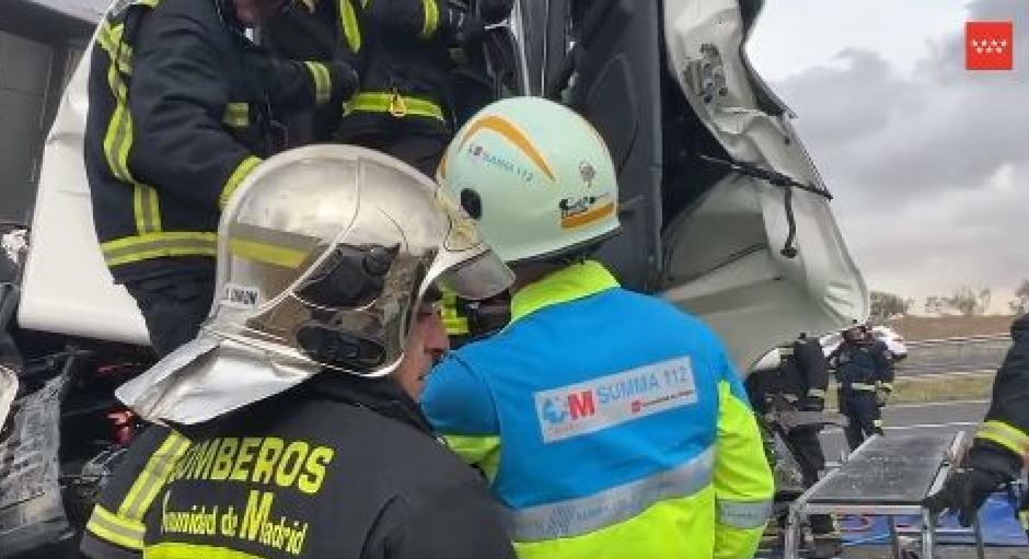 Imagen de Herido grave un camionero al colisionar contra una grúa en la M-50