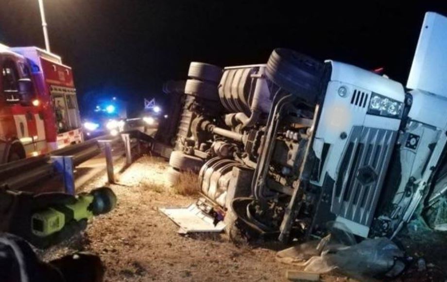 Herido un camionero tras volcar su vehículo en la A-7 a la altura de Puerto Lumbreras