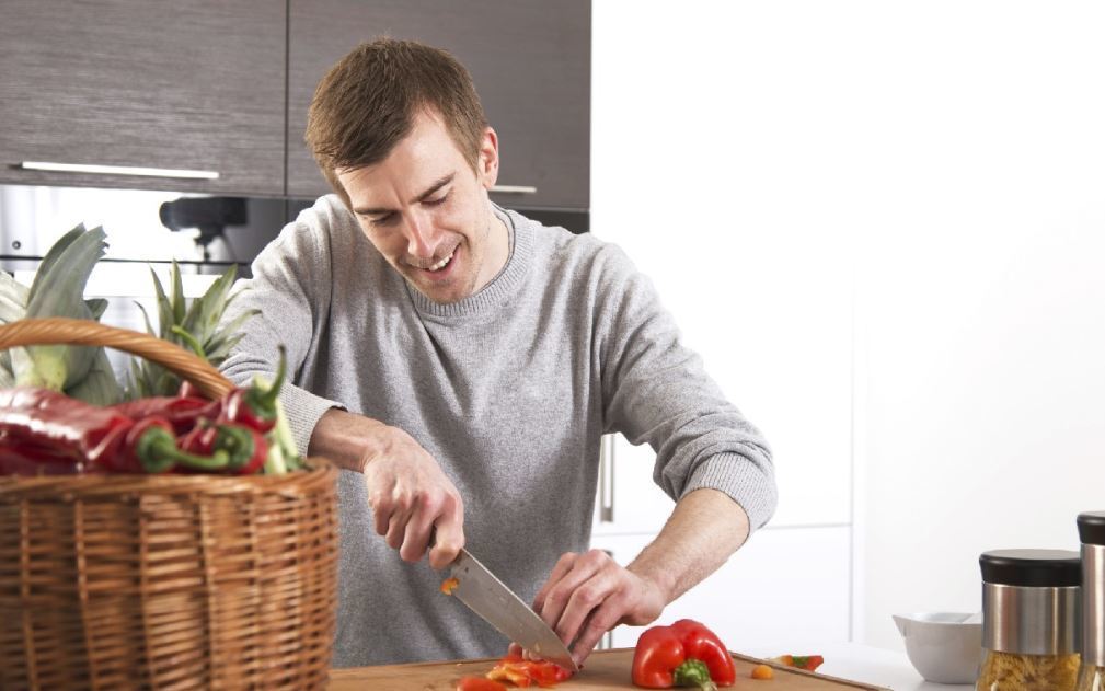 Hoy es el Día del Padre y le toca preparar la comida a papá