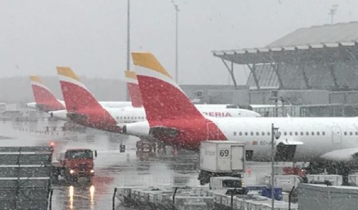 Aviones de Iberia en el aeropuerto de Barajas cubiertos de nieve
