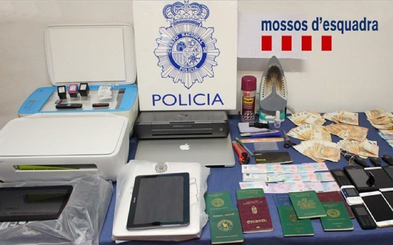 Material incautado por los Mossos d'escuadra y la policía nacional
