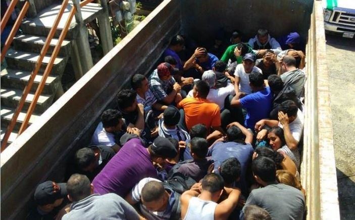 Inmigrantes que viajan hacinados en un camión