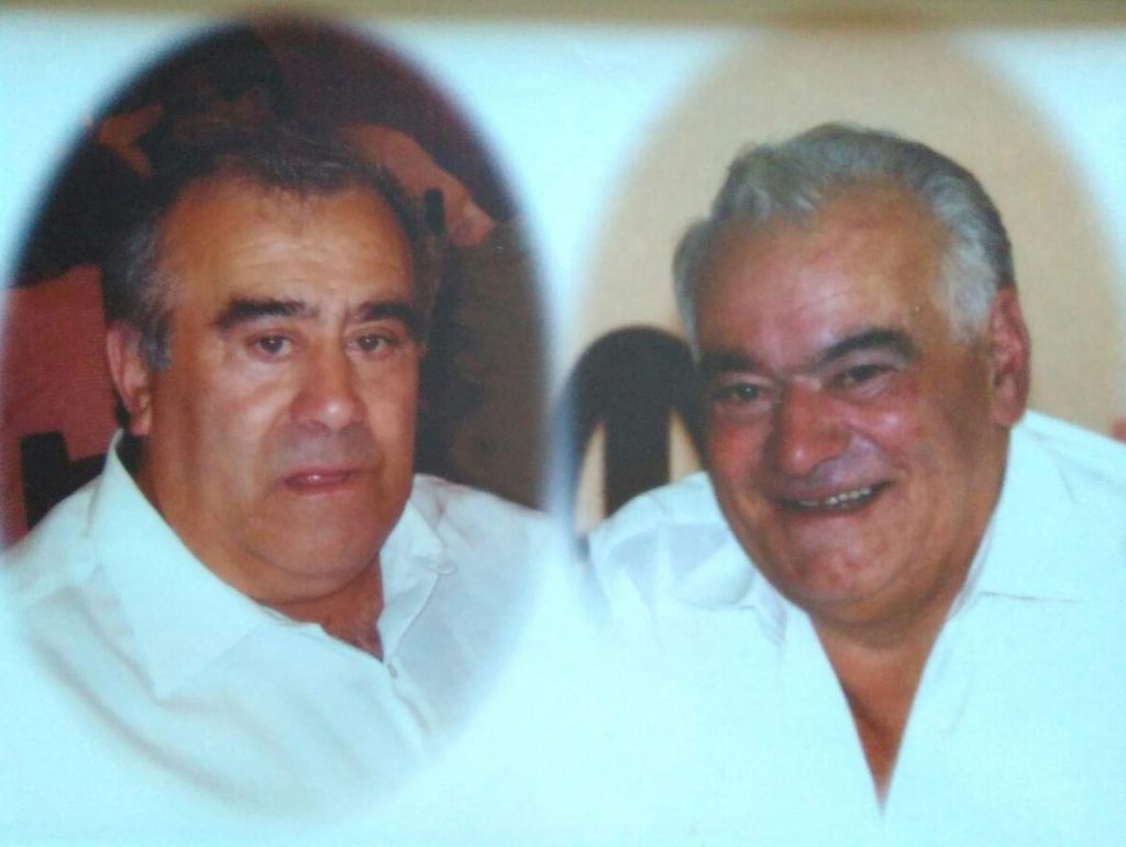  /></p><p>“Los orígenes de nuestra empresa se remontan a hace casi 70 años, mi padre tiene el recuerdo de niño de ir a repartir fruta a los mercados, de acudir con un motocarro al mercado de Sama de Langreo, ya que tenían muchos clientes de la cuenca minera. Y yo mismo me acuerdo hace unos 40 años cuando marchaban cargados de terneros del mercado de La Pola los lunes para estar de vuelta con fruta y acudir al mercado de Sama los jueves cuando yo era pequeño», rememora Rafael Vallina.</p><p>El gerente de Transportes Vallina, Rafael, relata cómo en estos años el sector se ha modernizado y recuerda cuando su padre y su tío crearon la sociedad así como con nueve años al tener los camiones en casa ya aprendió a maniobrar con ellos para prepararlos o de su primera conducción de un camión junto a su tío. Se puede decir que Rafael Vallina nació al volante de un camión. En su infancia solía ir a jugar a un viejo camión que estaba en una de sus fincas y su entretenimiento al volante era pensar que hacía viajes a Barcelona, como su padre y su tío. Y es que ya se sabe, de tal palo, tal astilla.</p><p><img decoding=