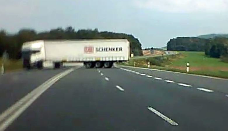 Momento dela imprudencia del camionero