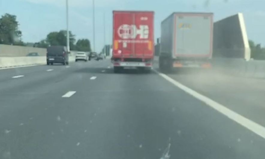 Imagen de los dos camiones circulando a la par