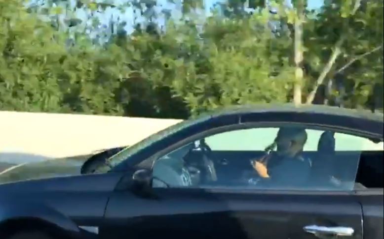 Imagen del conductor grabado tocando la guitarra