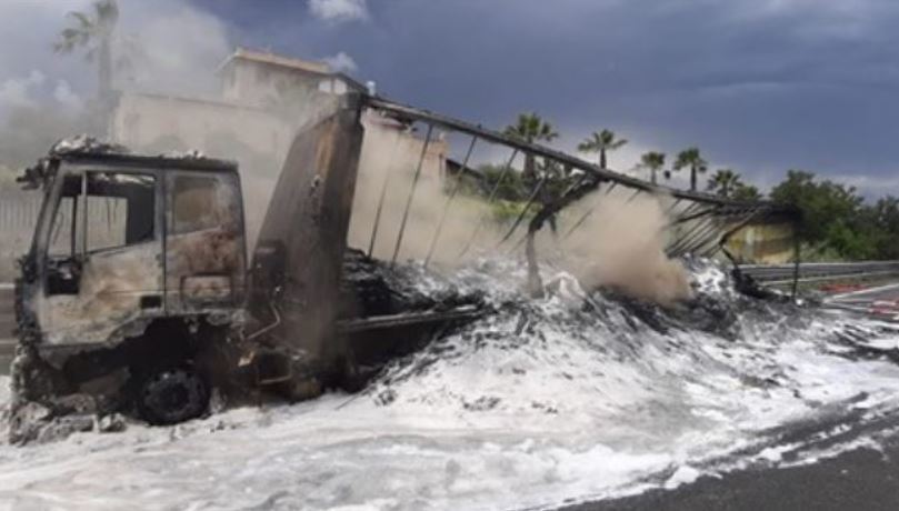 Imagen del incendio del trailer,