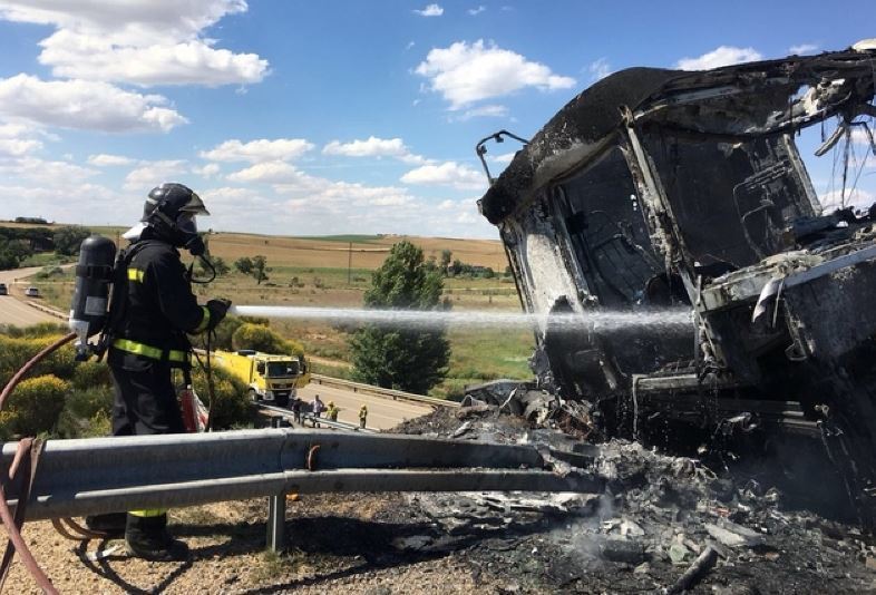 Bomberos apagando el incendio del camión