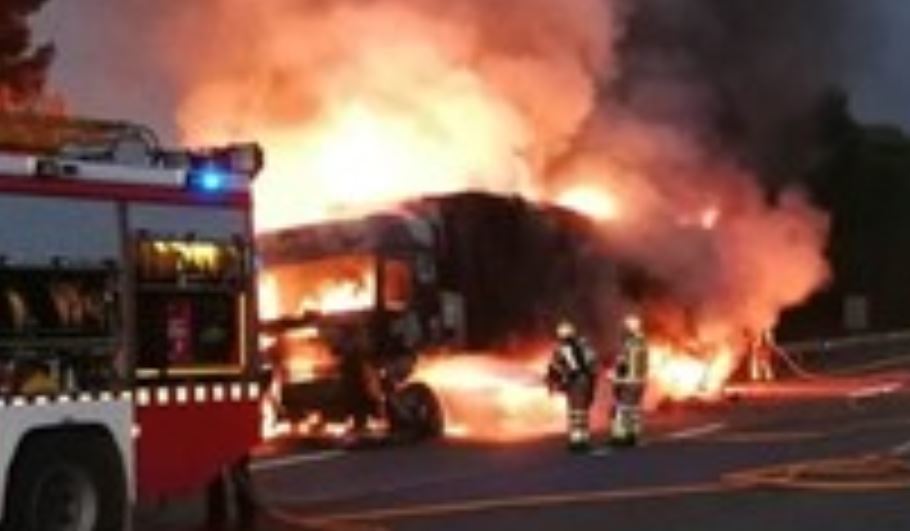 Imagen del camión incendiado. Europa Press