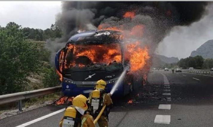 Los bomberos apagando el incendio del autobús