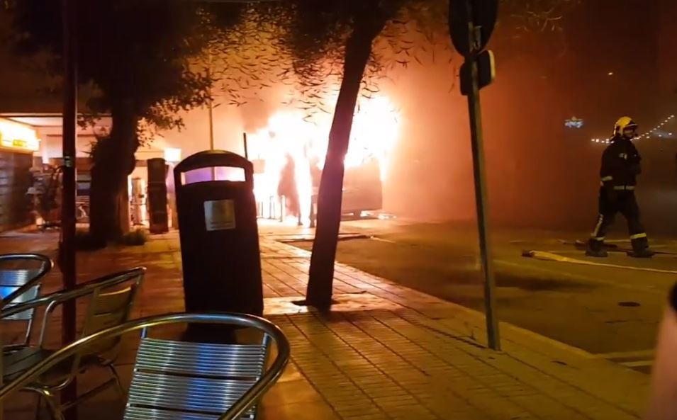 Imagen del autobús ardiendo