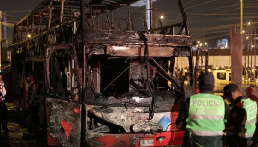 Imagen del autobús incendiado