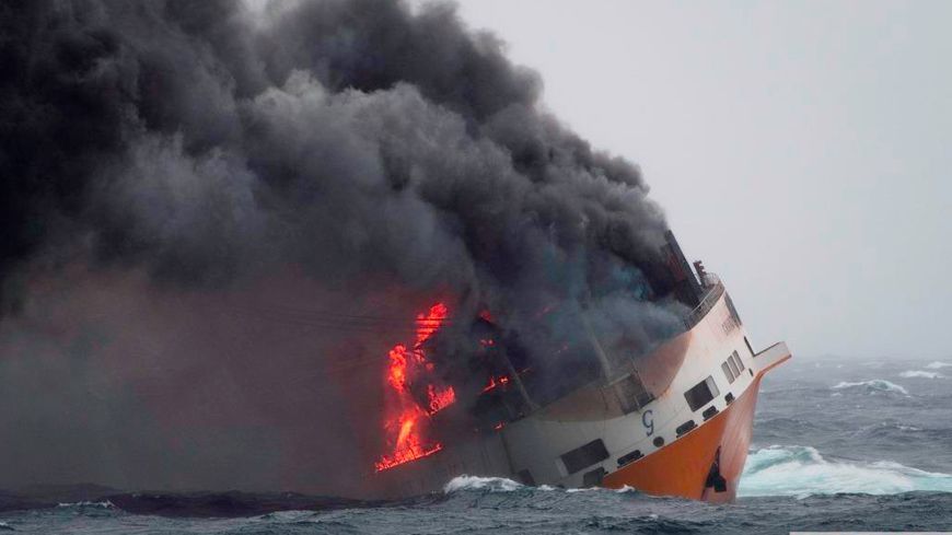 Imagen del buque italiano pasto de las llamas