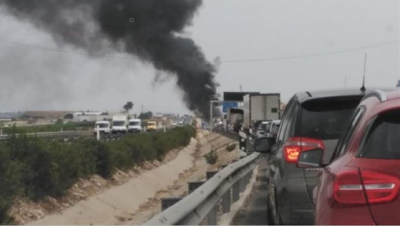 Imagen del camión incendiado
