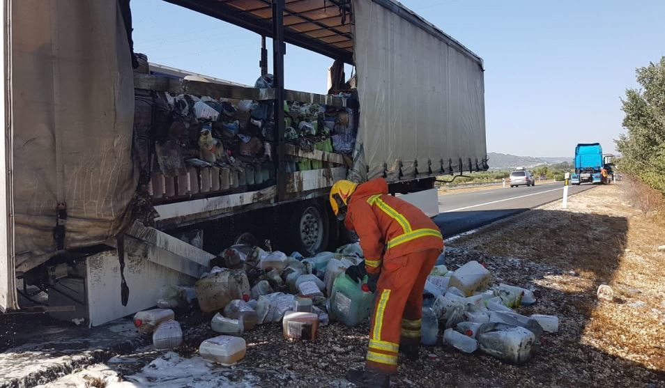 Imagen del camión tras extinguir el fuego