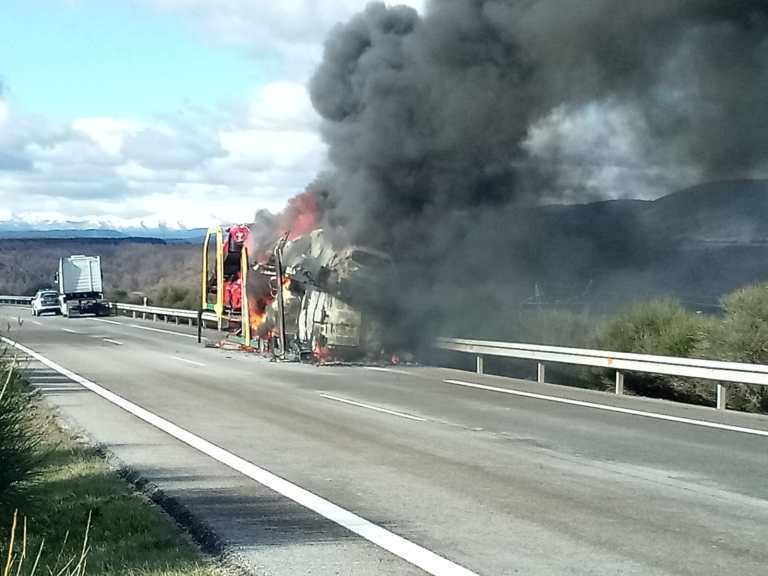 Imagen del incendio del camión en la A-