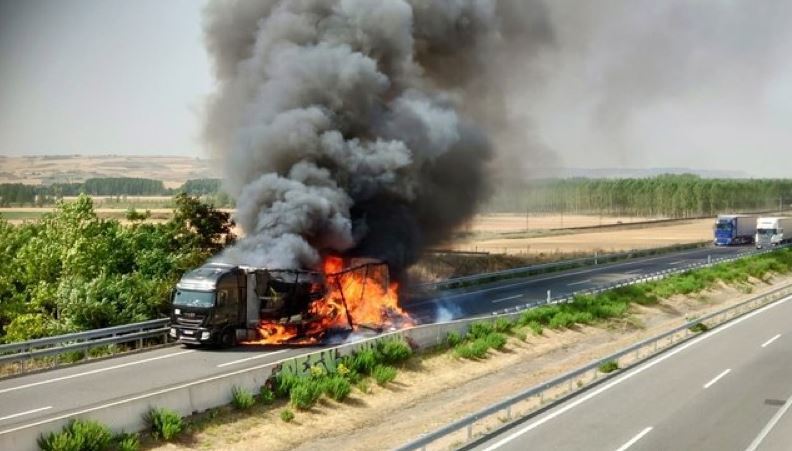 Imagen del incendio del camión en la A-62