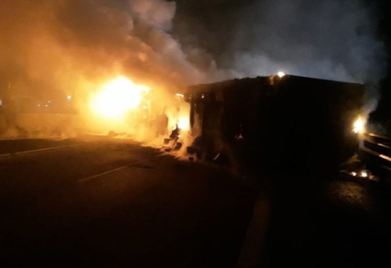 Imagen del camión incendiado