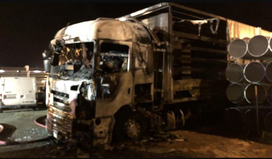 imagen del estado en el que quedó el camión incendiado
