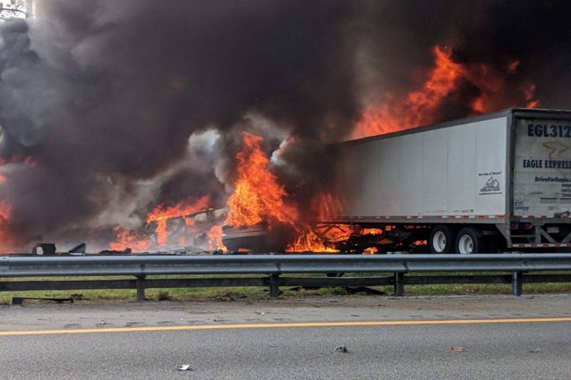 Imagen de los vehículos ardiendo