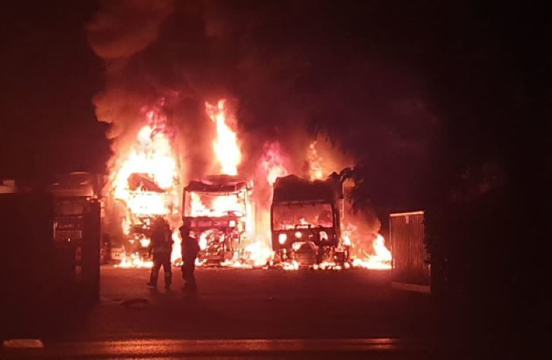 Imagen de los 3 camiones ardiendo