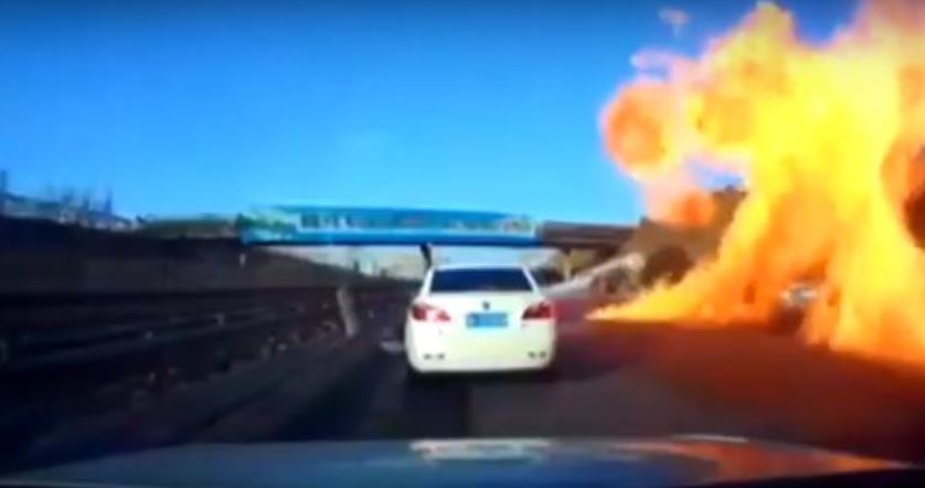 Incendio de un camión cargado de gas licuado.