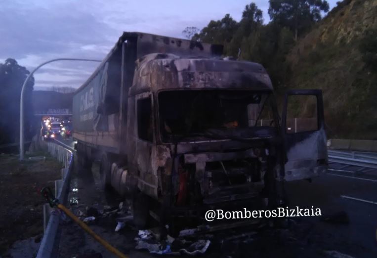 Camión incendiado en la N-644