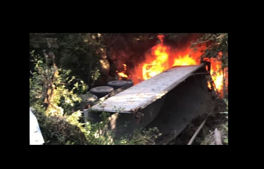 Imagen del camión incendiado