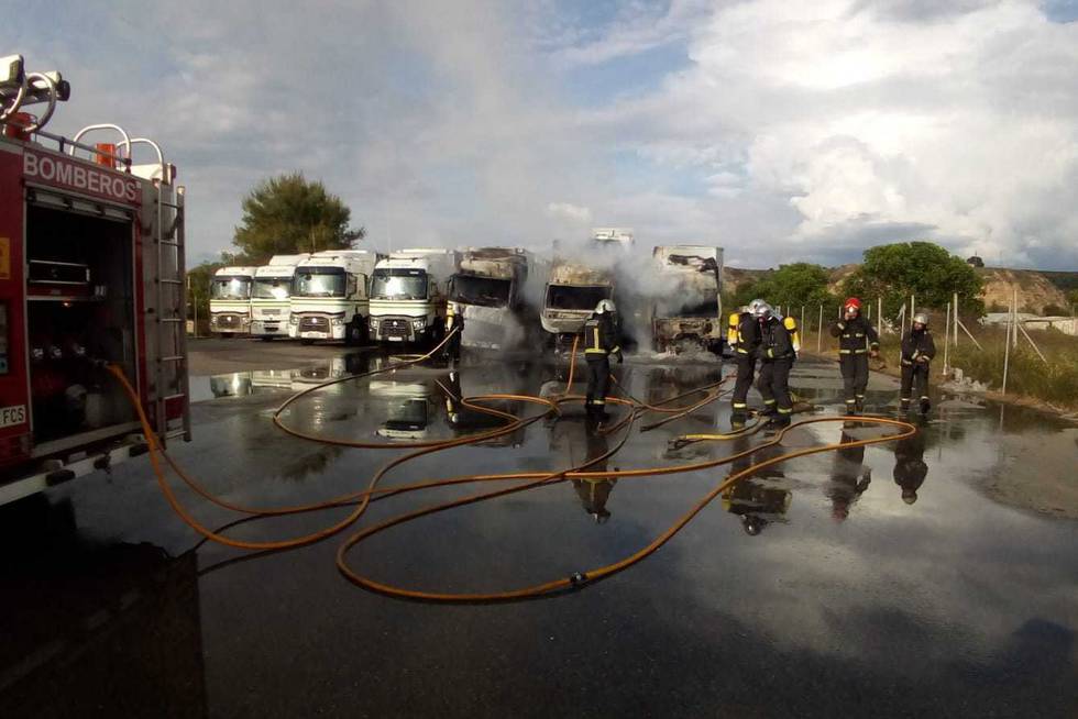 Imagen de los bomberos sofocando el fuego