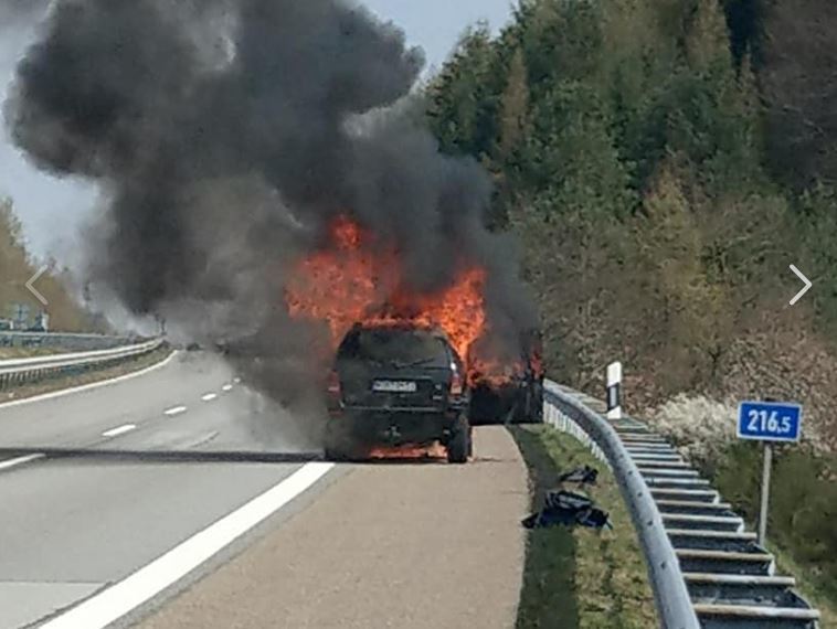 Imagen del vehículo incendiado