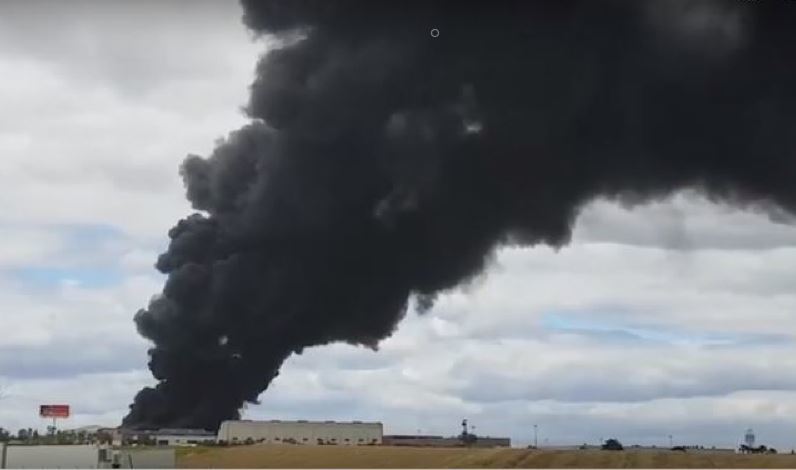 Imagen del incendio en el polígono industrial de Niebla