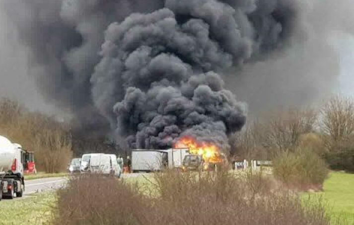 Incendio de los camiones accidentados en la RN-4