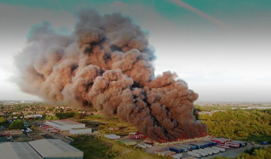 Imagen del gran incendio de los semirremolques