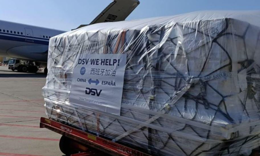 Llegada de material sanitario en avión