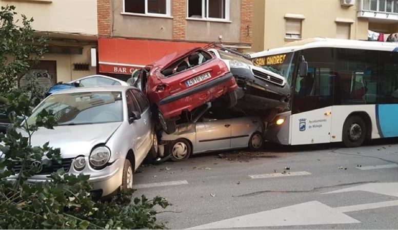 El autobús impacta contra varios vehículos estacionados