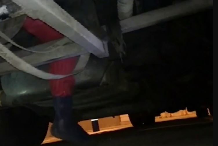 Imagen de un inmigrante localizado en los bajos de un autobús